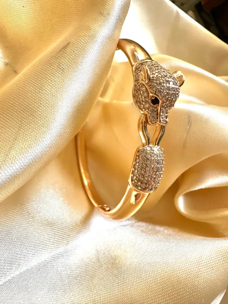 The Rosé Hunter Bangle